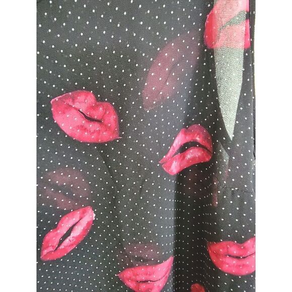 Torrid Size 0 Lip‎ Print Polka Dot Asymmetrical Hemline Sheer Tank Top Blouse - Picture 4 of 4